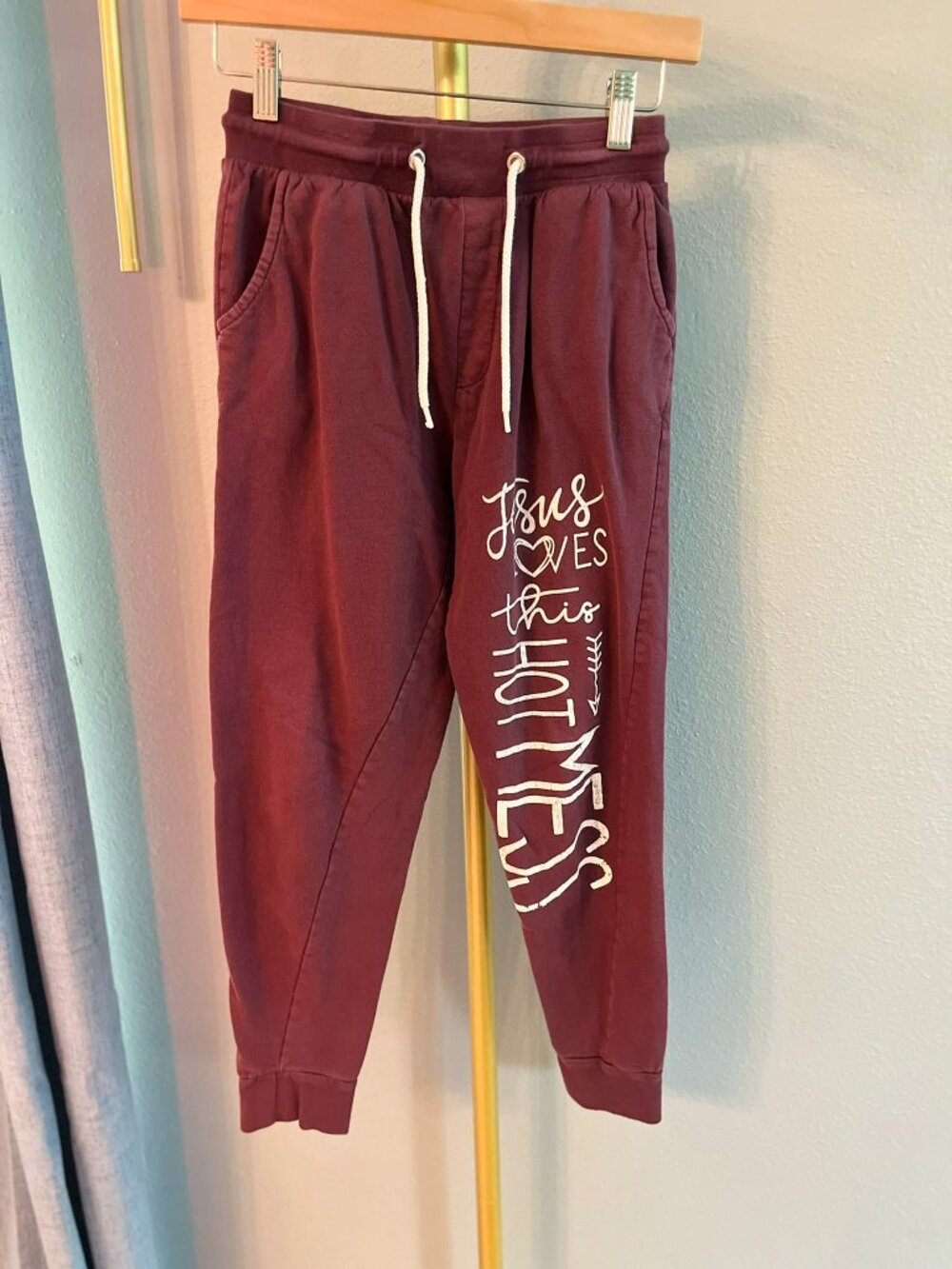 ON FIRE Womens Jesus Loves This Hot Mess Maroon Sweatpants Joggers Size Medium